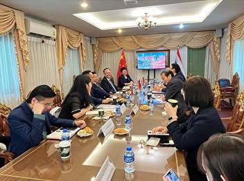 2023年7月5日西南交通大学副校长姚发明带队来我校参观交流，我校教育中心主任孙磊在河畔会议室热情接待并座谈