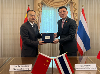 2023年12月1日，文山学院领导来校交流访问，我校教育中心主任孙磊在学校会议室热情接待并座谈