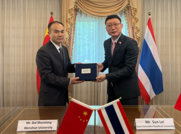 2023年12月1日，文山学院领导来校交流访问，我校教育中心主任孙磊在学校会议室热情接待并座谈