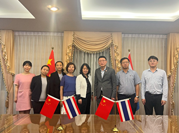 2023年12月4日，西北大学国际合作部部长任惠莲一行莅临我校参观交流，我校教育中心主任孙磊在会议室热情接待并座谈