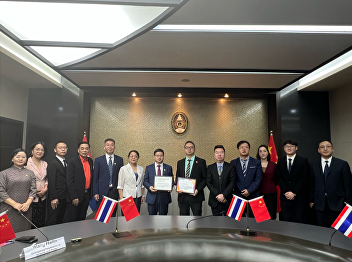 2023年12月19日，广东科贸访泰代表团来校友好交流访问，我校教育中心副主任李航在河畔会议室热情接待并座谈