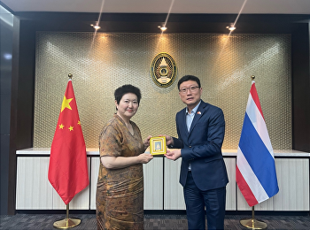 2024年4月27日，长春大学副校长周婷婷带队访问我校，我校教育中心主任孙磊在会议室热情接待并座谈