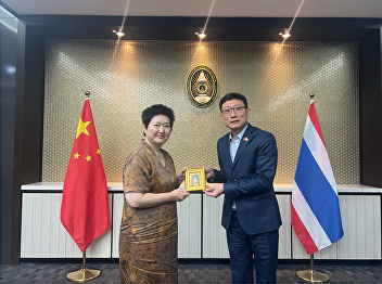 2024年4月27日，长春大学副校长周婷婷带队访问我校，我校教育中心主任孙磊在会议室热情接待并座谈