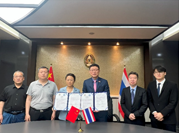 2024年4月28日，山东科技职业学院副校长徐晓雁及菏泽家政职业学院党委书记刘芸带领两校联合代表团来我校交流访问，我校教育中心主任孙磊在会议室热情接待并座谈