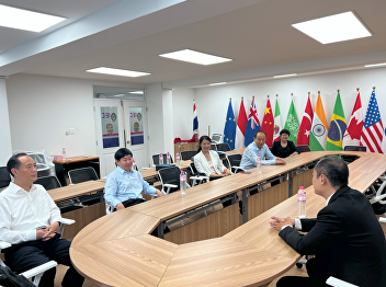 2024年5月14日，安阳师范学院副院长孙金伟代表学院到我校签署合作协议，我校教育中心副主任谢飞在会议室热情接待并座谈