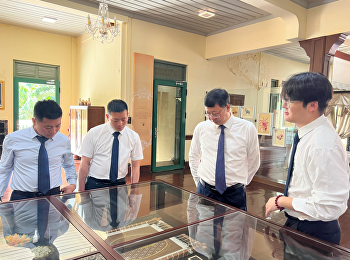 2024年5月15日，阿坝师范学院校长向武带领学院访泰代表团来校参观，我校教育中心主任孙磊在河畔会议室热情接待并座谈