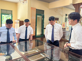 2024年5月15日，阿坝师范学院校长向武带领学院访泰代表团来校参观，我校教育中心主任孙磊在河畔会议室热情接待并座谈