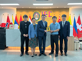 2024年5月23日，郑州一中教育集团基石中学副校长闫呈龙带队来我校交流访问，我校教育中心主任孙磊在河畔会议室热情接待并座谈